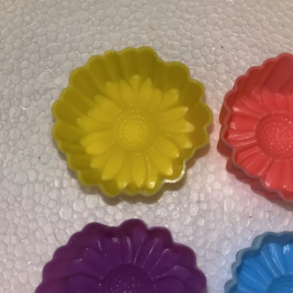 Set Of Six Silicone Daisy Small Cake Molds